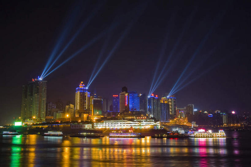 无人,高楼大厦,横图,彩色,室外,夜晚,仰视,度假,河流,美景,水,城市风光,城市,大厦,建筑,摩天大楼,霓虹灯,船,重庆,中国,亚洲,阴影,光线,影子,河水,景观,水流,灯光,游艇,七彩,停留,娱乐,光源,建设,霓虹,灯,倒影,交通工具,享受,休闲,景色,放松,五颜六色,停止,色彩斑斓,倒映,照明设备,载具,五彩缤纷,东亚,渝中区,中华人民共和国,西南地区,氖灯,五彩斑斓,重庆市,渝,逗留,停顿,反照,五光十色,山城,彩图,低角度拍摄,大楼,高层建筑,高楼,摩天楼,朝天门,渝中半岛,重庆朝天门