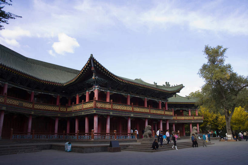 东方人,公园,走,横图,室外,白天,仰视,度假,美景,植物,楼梯,城市风光,城市,哺乳动物,野生动物,狮子,雕塑,中国,亚洲,一排,许多,行人,游客,游人,阴影,服装,辟邪,艺术,整齐,装饰,光线,雕刻,雕像,瓦片,影子,柱子,阶梯,墙,屋檐,景观,云,云朵,很多,许多人,云彩,注视,休闲装,黄种人,文化,娱乐,石雕,檐,路人,旅客,墙壁,墙面,台阶,树,树木,排列,衣服,红色,蓝色,绿色,白云,蓝天,天空,阳光,自然,动物,工艺品,石狮,天,观察,看,祈祷,一群人,享受,休闲,健康,休闲服,景色,放松,许愿,服饰,生长,晴朗,成长,观看,纪念,祈求,美术,察看,队列,关注,主题,凶猛,陈列,东亚,乌鲁木齐,新疆,首府,中华人民共和国,功能,美学,驱邪,祛邪,避邪,乌鲁木齐市,新疆维吾尔自治区,西北地区,守护神,过客,残暴,平安,凶残,男人,男性,年轻男性,年轻女性,女人,女性,亚洲人,晴空,步行,散步,走路,半身,彩图,低角度拍摄,天山区,新,飞檐,同乐公园,乌鲁木齐人民公园,西公园