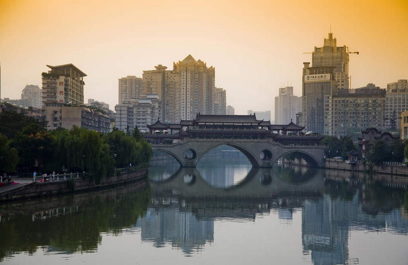 无人,高楼大厦,横图,室外,白天,正面,旅游,度假,河流,日落,水,植物,窗户,落地窗,标志建筑,大厦,地标,建筑,摩天大楼,中国,亚洲,一排,许多,整齐,并列,并排,河水,水流,晚霞,霞光,落日,很多,娱乐,建设,玻璃窗,树,树木,排列,绿色,倒影,自然,黄昏,享受,休闲,旅游胜地,彩霞,放松,四川省,生长,成长,倒映,队列,平行,玻璃幕墙,东亚,四川,廊桥,成都,成都市,中华人民共和国,省会,西南地区,川,夕照,反照,薄暮,蜈蚣桥,虹桥,夕阳,彩图,傍晚,大楼,高层建筑,高楼,摩天楼,斜阳,安顺廊桥,安顺桥