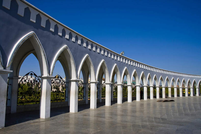 无人,横图,室外,白天,正面,旅游,度假,标志建筑,地标,建筑,中国,亚洲,一排,许多,阴影,整齐,光线,影子,柱子,很多,娱乐,建设,排列,蓝色,白色,蓝天,天空,阳光,天,享受,休闲,旅游胜地,放松,晴朗,队列,东亚,宁夏,银川,万里无云,首府,中华人民共和国,西北地区,银川市,宁夏回族自治区,宁,晴空,晴空万里,彩图,银川新月广场