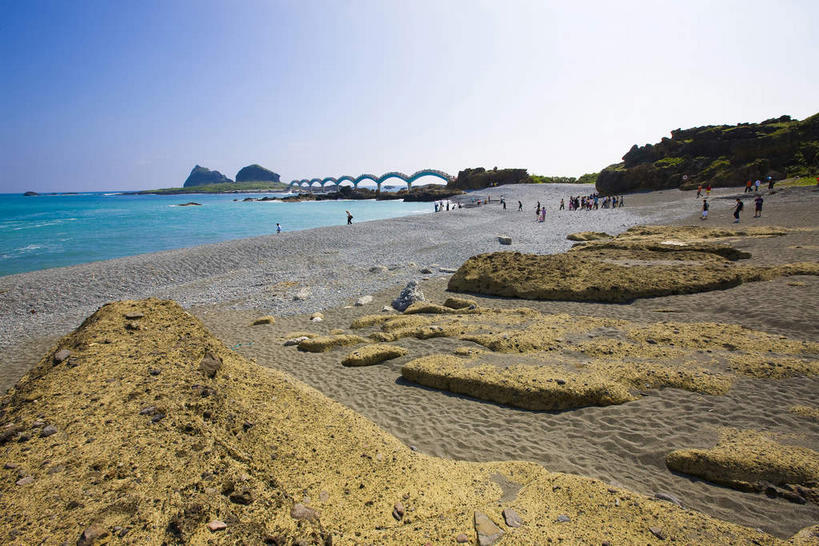 无人,横图,室外,白天,正面,旅游,度假,海浪,海洋,礁石,石头,美景,植物,大桥,桥梁,台湾,中国,亚洲,阴影,光线,石子,影子,景观,浪花,云,云朵,桥,云彩,娱乐,树,树木,蓝色,绿色,白云,蓝天,天空,阳光,自然,海水,天,享受,休闲,景色,放松,生长,晴朗,成长,自然风光,海景,东亚,跨线桥,台东县,三仙台,港澳台,中华人民共和国,台湾省,大海,风浪,海,海水的波动,礁,近岸浪,石块,岩石,涌浪,晴空,彩图,成功镇,台东,台