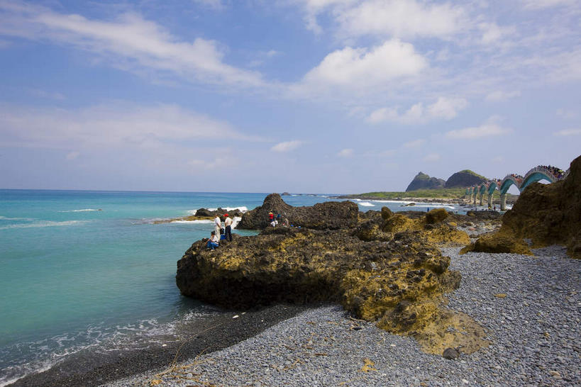 无人,横图,室外,白天,正面,旅游,度假,海浪,海洋,礁石,石头,美景,植物,大桥,桥梁,台湾,中国,亚洲,阴影,光线,石子,影子,景观,浪花,云,云朵,桥,云彩,娱乐,树,树木,蓝色,绿色,白云,蓝天,天空,阳光,自然,海水,天,享受,休闲,景色,放松,生长,晴朗,成长,自然风光,海景,东亚,跨线桥,台东县,三仙台,港澳台,中华人民共和国,台湾省,大海,风浪,海,海水的波动,礁,近岸浪,石块,岩石,涌浪,晴空,彩图,成功镇,台东,台