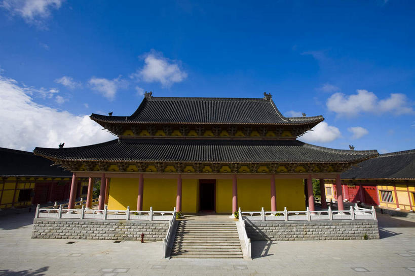 无人,寺庙,栏杆,横图,室外,白天,正面,旅游,度假,名胜古迹,标志建筑,道路,地标,建筑,路,中国,亚洲,阴影,节日,遗迹,光线,瓦片,影子,柱子,屋顶,屋檐,云,云朵,围栏,小路,交通,燃烧,云彩,顶棚,古迹,文化,文物,娱乐,建设,古建筑,护栏,檐,海南,蓝色,白云,蓝天,天空,阳光,香火,庙宇,天,祈祷,享受,休闲,健康,旅游胜地,放松,许愿,宗教,海南省,信仰,晴朗,纪念,祈求,古文明,东亚,中华人民共和国,华南地区,琼,平安,晴空,彩图,庙,寺,博鳌,博鳌镇,琼东,琼海,琼海市,博鳌禅寺