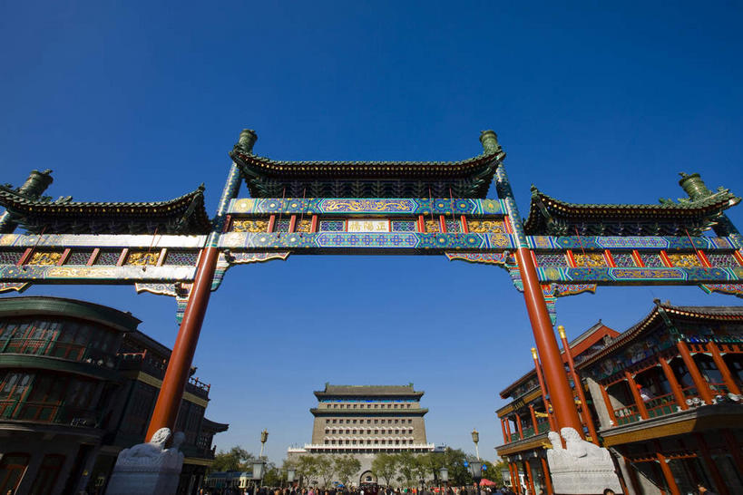 无人,家,横图,室外,白天,仰视,旅游,度假,名胜古迹,植物,标志建筑,地标,建筑,北京,中国,亚洲,阴影,遗迹,光线,瓦片,影子,柱子,房屋,屋檐,屋子,牌坊,牌楼,首都,古迹,文化,文物,娱乐,建设,古建筑,楼房,檐,住宅,树,树木,蓝色,绿色,蓝天,天空,阳光,自然,天,享受,休闲,旅游胜地,放松,生长,晴朗,成长,纪念,祭祀,表彰,荣誉,古文明,东亚,万里无云,中华人民共和国,北京市,京,北平,华北地区,西城区,荣耀,晴空,晴空万里,彩图,低角度拍摄,房子,大栅栏,大栅栏街,传统文化