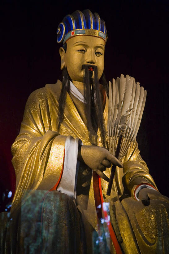 东方人,一个人,无人,站,笑,微笑,竖图,室外,白天,正面,民族服装,度假,美景,城市风光,城市,帽子,雕塑,中国,亚洲,仅一个男性,仅一个人,仅一个中年男性,一把,握,阴影,黑色背景,服装,艺术,装饰,反射,雕刻,雕像,扇子,影子,景观,清凉,拿,拿着,注视,黄种人,凉爽,文化,娱乐,一个,衣服,工艺品,观察,看,站着,享受,休闲,金色,景色,放松,握着,服饰,祠堂,四川省,单个,观看,纪念,美术,察看,衣着,穿着,关注,主题,陈列,祠庙,东亚,四川,成都,成都市,中华人民共和国,省会,西南地区,功能,美学,川,衣饰,武侯祠,羽毛扇,男人,男性,中年男性,亚洲人,站立,半身,彩图,传统服装,民俗服,羽扇,君臣合祀祠庙,传统文化