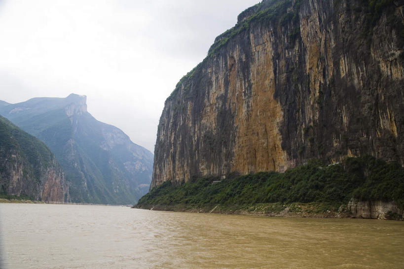 无人,横图,室外,白天,仰视,旅游,度假,河流,石头,美景,山,山脉,水,峡谷,植物,长江三峡,重庆,中国,亚洲,阴影,波纹,光线,石子,影子,河水,景观,山峰,水流,悬崖,山谷,山峦,娱乐,树,树木,绿色,水纹,天空,阳光,自然,波浪,群山,天,享受,休闲,景色,放松,生长,成长,岩层,自然风光,东亚,湖北,湖北省,中华人民共和国,西南地区,绝壁,重庆市,渝,奉节县,巫山县,华中地区,鄂,宜昌,宜昌市,恩施,恩施州,恩施土家族苗族自治州,巴东县,石块,岩石,彩图,低角度拍摄,白帝城,南津关,秭归,秭归县