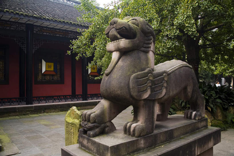 无人,坐,横图,室外,白天,正面,旅游,度假,草地,草坪,名胜古迹,植物,标志建筑,地标,建筑,哺乳动物,野生动物,狮子,雕塑,中国,亚洲,阴影,辟邪,遗迹,艺术,装饰,光线,雕刻,雕像,瓦片,影子,柱子,墙,屋檐,古迹,文化,文物,娱乐,建设,古建筑,石雕,檐,墙壁,墙面,草,树,树木,一个,红色,绿色,阳光,自然,动物,工艺品,石狮,祈祷,享受,休闲,健康,旅游胜地,放松,许愿,祠堂,四川省,生长,单个,成长,纪念,祈求,美术,主题,凶猛,陈列,祠庙,古文明,东亚,四川,成都,成都市,中华人民共和国,省会,西南地区,功能,美学,驱邪,祛邪,避邪,川,守护神,武侯祠,残暴,平安,凶残,坐着,彩图,全身,君臣合祀祠庙