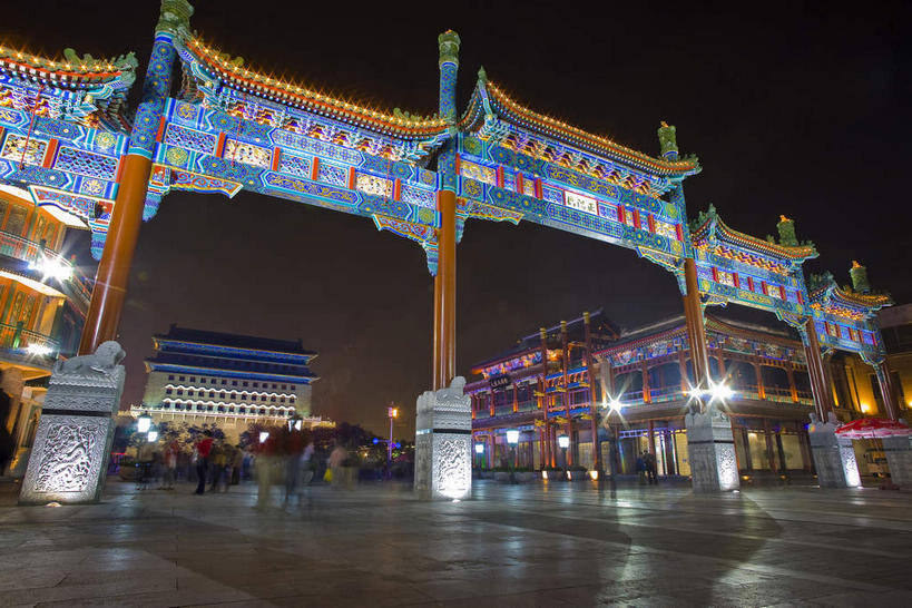 无人,家,横图,室外,夜晚,仰视,旅游,度假,名胜古迹,标志建筑,道路,地标,建筑,路,北京,中国,亚洲,阴影,遗迹,光线,瓦片,影子,柱子,房屋,屋檐,屋子,牌坊,牌楼,小路,灯光,交通,首都,古迹,文化,文物,娱乐,建设,古建筑,楼房,檐,住宅,享受,休闲,旅游胜地,放松,纪念,祭祀,表彰,荣誉,古文明,东亚,中华人民共和国,北京市,京,北平,华北地区,西城区,荣耀,彩图,低角度拍摄,房子,大栅栏,大栅栏街,传统文化