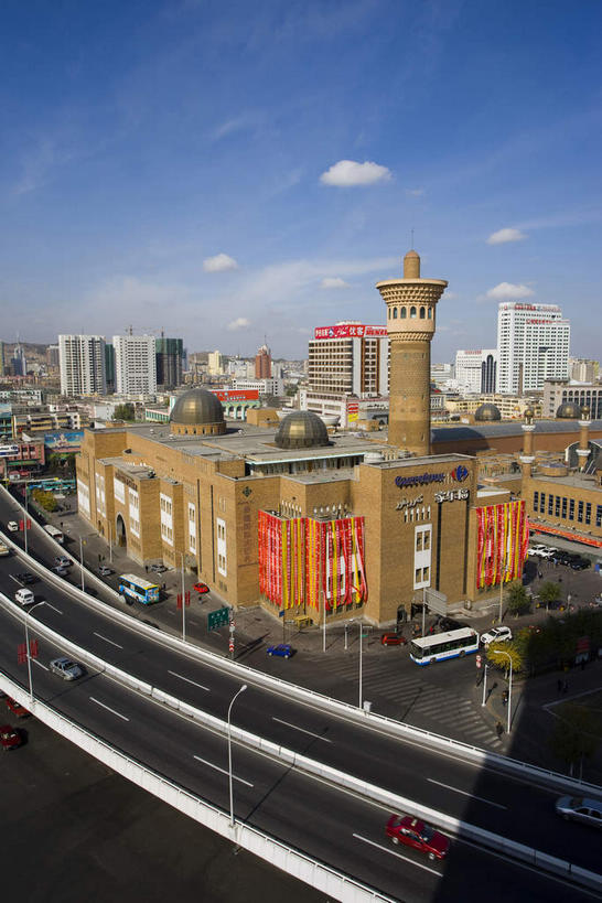 无人,高楼大厦,商店,栏杆,竖图,俯视,航拍,室外,白天,购物,度假,消费,美景,树林,植物,窗户,城市风光,超市,城市,大厦,道路,建筑,路,路灯,摩天大楼,商场,指示牌,公路,照明,中国,亚洲,一排,许多,吊挂,悬挂,阴影,整齐,光线,标志,影子,墙,景观,云,云朵,围栏,塔,横幅,灯光,分界线,停车线,交通,很多,挂,云彩,娱乐,标识,护栏,玻璃窗,墙壁,墙面,灯,树,树木,排列,红色,蓝色,绿色,白云,蓝天,天空,阳光,自然,天,享受,休闲,景色,放松,金融,百货,生长,晴朗,成长,车行道,车行道分界线,照亮,照明设备,鸟瞰,队列,标线,选购,贸易,百货公司,东亚,车行线,乌鲁木齐,新疆,国际大巴扎,首府,中华人民共和国,血拼,乌鲁木齐市,新疆维吾尔自治区,西北地区,大巴扎,晴空,马路,彩图,高角度拍摄,大楼,高层建筑,高楼,购物商场,购物中心,摩天楼,商业中心,二道桥,二道桥商业圈,天山区,新疆国际大巴扎,新