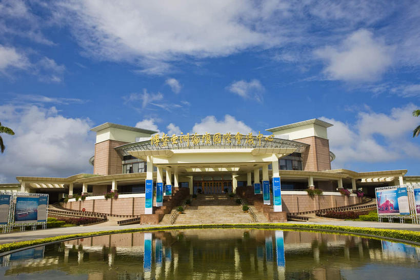 无人,栏杆,横图,室外,白天,仰视,度假,湖,湖泊,美景,树林,水,植物,窗户,楼梯,城市风光,城市,三亚,中国,亚洲,一排,许多,阴影,整齐,光线,信息,扶手,影子,柱子,阶梯,墙,池塘,湖面,景观,水池,水流,水面,云,云朵,很多,云彩,娱乐,护栏,海报,玻璃窗,广告,墙壁,墙面,台阶,树,树木,海南,排列,蓝色,绿色,白云,倒影,蓝天,天空,阳光,自然,湖水,天,享受,休闲,景色,放松,海南省,生长,晴朗,成长,倒映,队列,宣传,东亚,三亚湾,三亚市,中华人民共和国,华南地区,琼,反照,晴空,彩图,低角度拍摄,三亚湾度假区,招贴,三亚亚太国际会议中心,亚太国际会议中心