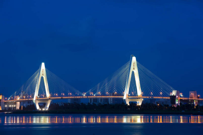 无人,栏杆,横图,室外,夜晚,正面,度假,河流,美景,水,城市风光,城市,大桥,路灯,桥梁,照明,中国,亚洲,阴影,光线,影子,河水,景观,水流,围栏,斜拉桥,桥,灯光,娱乐,护栏,灯,海南,蓝色,倒影,蓝天,天空,天,享受,休闲,景色,放松,海南省,照亮,倒映,照明设备,东亚,中华人民共和国,华南地区,省会,海口,海口市,琼,反照,斜张桥,彩图,海口世纪大桥,龙华区,世纪大桥