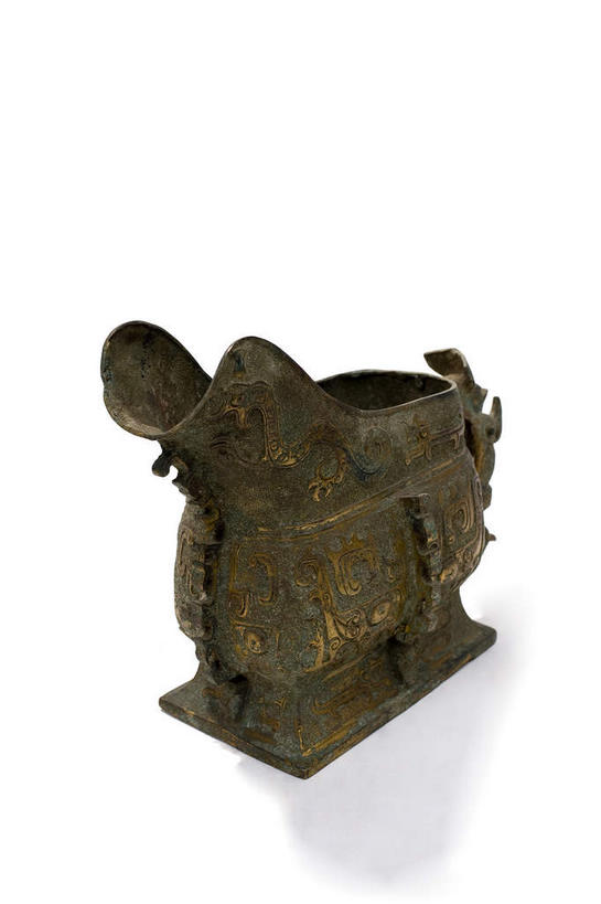 无人,竖图,俯视,室内,特写,白天,白色背景,静物,杯子,金属制品,金属,酒杯,摄影,影棚,摄影棚,青铜,青铜器,彩图,高角度拍摄,影棚拍摄,拍摄,青铜制品,觥,西周折觥,折觥