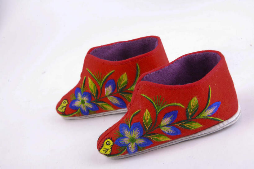 无人,横图,俯视,室内,特写,白天,静物,鞋子,刺绣,一双,灰色背景,艺术,手工艺品,文化,红色,工艺品,摄影,影棚,绣,高雅,摄影棚,平底鞋,自信心,品位,彩图,高角度拍摄,影棚拍摄,拍摄,女红,针绣,针黹,黹