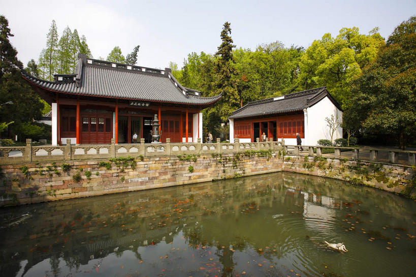 游泳,无人,寺庙,栏杆,横图,室外,白天,正面,旅游,度假,湖,湖泊,名胜古迹,树林,水,植物,标志建筑,地标,建筑,中国,亚洲,许多,阴影,节日,遗迹,光线,金鱼,鱼,瓦片,影子,柱子,墙,屋檐,池塘,湖面,水池,水流,水面,云,云朵,围栏,很多,燃烧,云彩,古迹,文化,文物,娱乐,建设,鱼类,古建筑,浙江,护栏,檐,墙壁,墙面,树,树木,浙江省,红色,蓝色,绿色,白色,白云,倒影,蓝天,天空,阳光,自然,香火,庙宇,湖水,天,祈祷,享受,休闲,健康,旅游胜地,放松,许愿,宗教,信仰,生长,晴朗,成长,纪念,杭州,祈求,倒映,水生动物,水生物,古文明,东亚,杭州市,中华人民共和国,华东地区,省会,浙,观赏鱼,金鲫鱼,泅水,反照,拍浮,西湖区,平安,晴空,彩图,庙,寺,岳飞庙,淡水生物,飞檐
