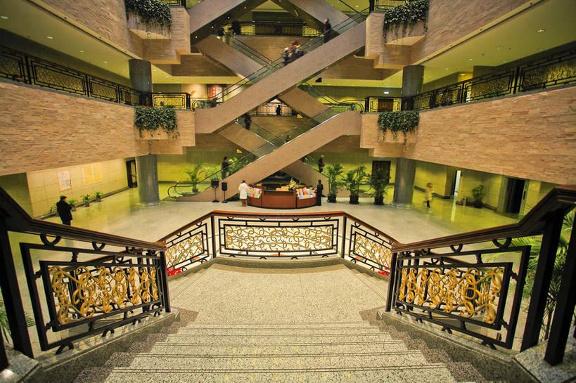 无人,博物馆,栏杆,横图,室内,白天,正面,旅游,度假,植物,楼梯,门,标志建筑,地标,建筑,上海,中国,亚洲,研究,扶手,盆栽,阶梯,墙,走道,走廊,过道,盆景,教育,娱乐,建设,护栏,墙壁,墙面,台阶,绿色,自然,门框,人民广场,享受,休闲,旅游胜地,放松,上海博物馆,生长,成长,展览,申,欣赏,陈列,黄浦区,东亚,上海市,中华人民共和国,沪,华东地区,典藏,上海人民广场,彩图