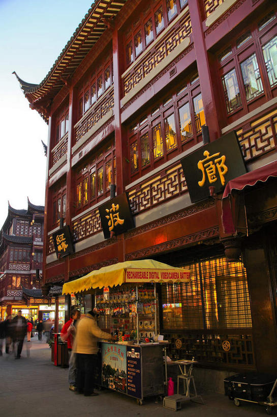 帆船,东方人,走,竖图,室外,白天,仰视,旅游,度假,窗户,标志建筑,道路,地标,建筑,路,船,上海,中国,亚洲,行人,阴影,服装,光线,标志,瓦片,文字,影子,字符,墙,屋檐,云,云朵,小路,交通,许多人,云彩,注视,休闲装,黄种人,娱乐,标识,建设,檐,路人,货架,玻璃窗,架子,墙壁,墙面,衣服,红色,蓝色,白云,蓝天,天空,阳光,交通工具,豫园,天,观察,看,一群人,享受,休闲,休闲服,汉字,旅游胜地,放松,服饰,晴朗,观看,申,察看,关注,中文,载具,陈列架,黄浦区,东亚,上海市,中华人民共和国,沪,华东地区,国文,华文,过客,男人,男性,年轻男性,年轻女性,女人,女性,亚洲人,晴空,步行,散步,走路,半身,彩图,低角度拍摄,飞檐,绿波廊