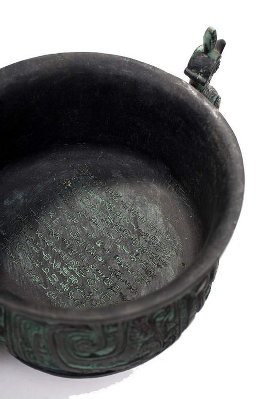 无人,竖图,俯视,室内,特写,白天,白色背景,静物,金属制品,雕塑,艺术,装饰,生锈,金属,雕刻,雕像,古典,文化,文物,一个,绿色,工艺品,摄影,影棚,单个,古董,纪念,腐蚀,侵蚀,美术,古物,摄影棚,主题,陈列,古玩,青铜,功能,美学,青铜器,腐化,锈迹斑斑,彩图,高角度拍摄,影棚拍摄,拍摄,青铜制品,簋,礼器