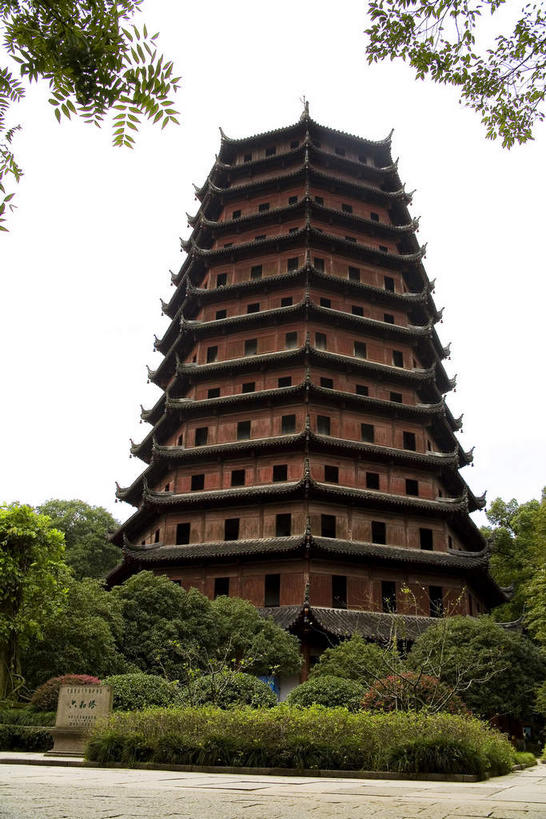 无人,竖图,室外,白天,仰视,旅游,度假,树林,植物,窗户,标志建筑,道路,地标,建筑,路,指示牌,中国,亚洲,一排,许多,整齐,标志,路标,墙,小路,塔,交通,很多,娱乐,标识,建设,浙江,宝塔,路牌,佛塔,玻璃窗,墙壁,墙面,树,树木,浙江省,排列,绿色,天空,自然,天,享受,休闲,旅游胜地,放松,生长,成长,杭州,队列,东亚,雷峰塔,杭州市,中华人民共和国,华东地区,省会,浙,浮图,浮屠,西湖区,彩图,低角度拍摄,黄妃塔,塔婆,浮图塔,浮头,佛图