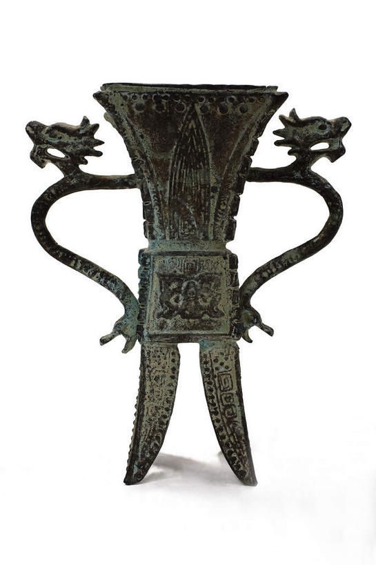 无人,竖图,室内,特写,白天,白色背景,仰视,成功,静物,杯子,金属制品,雕塑,两条,阴影,艺术,装饰,生锈,反射,金属,龙,雕刻,雕像,影子,古典,文化,文物,一个,酒杯,工艺品,摄影,影棚,单个,古董,纪念,腐蚀,侵蚀,美术,古物,高贵,摄影棚,主题,图腾,传说,陈列,古玩,青铜,功能,美学,祥瑞,灵兽,青铜器,权势,尊荣,腐化,锈迹斑斑,幸运,彩图,低角度拍摄,影棚拍摄,拍摄,青铜制品,觚