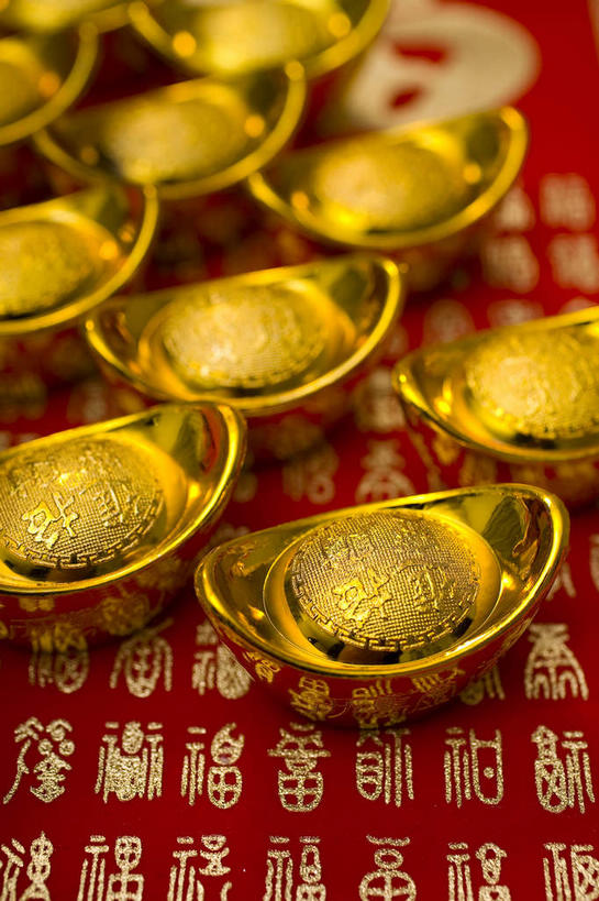 无人,竖图,俯视,室内,特写,白天,钱,静物,许多,花纹,朦胧,模糊,标志,布,钱币,图案,文字,字符,很多,布纹,标识,红色,金色,汉字,金融,金元宝,经济,布匹,中文,流通,贸易,国文,华文,货币,金币,彩图,高角度拍摄,元宝