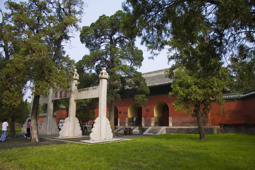 无人,家,横图,室外,白天,仰视,旅游,度假,草地,草坪,植物,楼梯,标志建筑,道路,地标,建筑,路,中国,亚洲,阴影,光线,标志,瓦片,文字,影子,字符,房屋,阶梯,墙,屋檐,屋子,拱门,牌坊,牌楼,小路,褐色,交通,文化,娱乐,标识,建设,山东,楼房,檐,墙壁,墙面,石板路,台阶,住宅,草,树,树木,蓝色,绿色,蓝天,天空,阳光,自然,天,享受,休闲,墓地,汉字,旅游胜地,放松,生长,晴朗,成长,纪念,祭祀,坟墓,陵墓,中文,表彰,荣誉,坟场,东亚,曲阜,曲阜市,山东省,万里无云,中华人民共和国,华东地区,国文,华文,荣耀,鲁,晴空,晴空万里,彩图,低角度拍摄,房子,孔林,圣林,传统文化