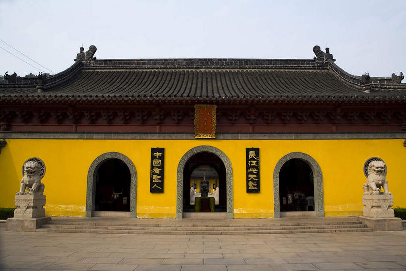 无人,寺庙,横图,室外,白天,正面,旅游,度假,名胜古迹,楼梯,标志建筑,道路,地标,建筑,路,哺乳动物,野生动物,狮子,雕塑,中国,对联,亚洲,吊挂,悬挂,阴影,节日,辟邪,遗迹,艺术,装饰,光线,标志,雕刻,雕像,牌匾,瓦片,文字,影子,字符,手工艺品,阶梯,墙,屋檐,拱门,小路,交通,燃烧,挂,古迹,文化,文物,娱乐,标识,建设,古建筑,江苏,石雕,檐,墙壁,墙面,石板路,台阶,两个,黄色,蓝色,蓝天,天空,阳光,动物,香火,工艺品,庙宇,石狮,天,祈祷,享受,休闲,健康,汉字,旅游胜地,放松,许愿,宗教,信仰,晴朗,纪念,祈求,美术,高雅,中国文化,中文,主题,凶猛,陈列,古文明,东亚,江苏省,万里无云,中华人民共和国,华东地区,苏,功能,美学,自信心,品位,驱邪,祛邪,避邪,国文,华文,镇江,镇江市,守护神,残暴,平安,凶残,晴空,晴空万里,彩图,庙,寺,对子,楹联,焦山,定慧寺