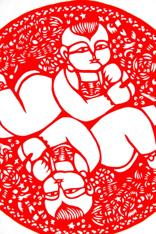 东方人,儿童,无人,两个人,笑,微笑,竖图,室内,特写,白天,正面,民族服装,纯洁,静物,亚洲,一张,握,内衣,艺术,纸艺,手工艺品,拿,拿着,注视,黄种人,文化,小孩,红色,抹胸,纸制品,工艺品,剪纸,观察,看,趴着,肚兜,可爱,童年,童趣,握着,观看,察看,高雅,关注,童真,烂漫,无邪,自信心,品位,剪画,刻纸,天真,男孩,男人,男性,亚洲人,趴,半身,彩图,传统服装,民俗服,男生