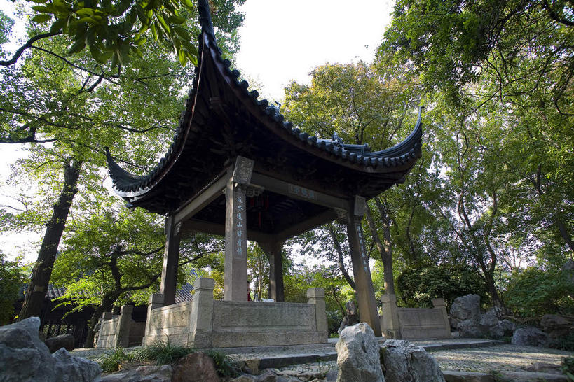 无人,横图,室外,白天,仰视,旅游,度假,名胜古迹,植物,标志建筑,地标,建筑,中国,亚洲,阴影,遗迹,光线,瓦片,影子,柱子,亭子,屋檐,古迹,文物,娱乐,建设,古建筑,江苏,苏州,檐,树,树木,绿色,天空,阳光,自然,凉亭,天,享受,休闲,旅游胜地,放松,生长,成长,古文明,东亚,江苏省,苏州市,拙政园,中华人民共和国,华东地区,苏,苏州园林,中国园林之母,彩图,低角度拍摄,飞檐