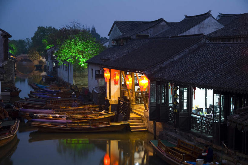 无人,家,横图,室外,夜晚,正面,旅游,度假,河流,名胜古迹,水,植物,标志建筑,地标,建筑,照明,周庄,中国,亚洲,阴影,遗迹,光线,灯笼,瓦片,影子,纸灯笼,房屋,屋顶,屋檐,屋子,河水,水流,灯光,顶棚,古迹,文物,娱乐,建设,古建筑,江苏,楼房,檐,住宅,树,树木,绿色,倒影,自然,灯具,享受,休闲,旅游胜地,放松,生长,成长,照亮,倒映,照明设备,古文明,东亚,江苏省,昆山,昆山市,周庄镇,中华人民共和国,华东地区,苏,中国第一水乡,反照,鹿城,贞丰里,彩图,房子