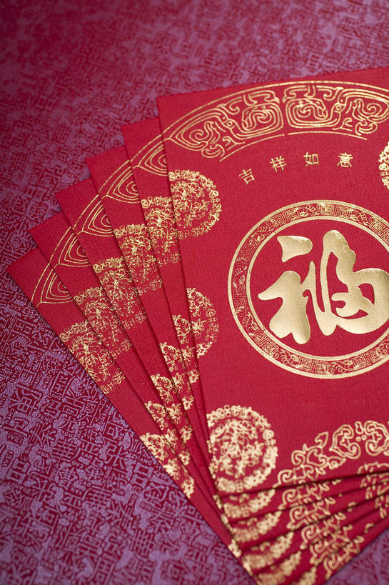 无人,竖图,俯视,室内,特写,白天,静物,一排,许多,风俗,整齐,民俗,标志,文字,字符,很多,标识,排列,红色,金色,汉字,恭喜,红包,队列,中文,祝贺,祝愿,国文,华文,民风,习气,习惯,红封包,彩图,高角度拍摄