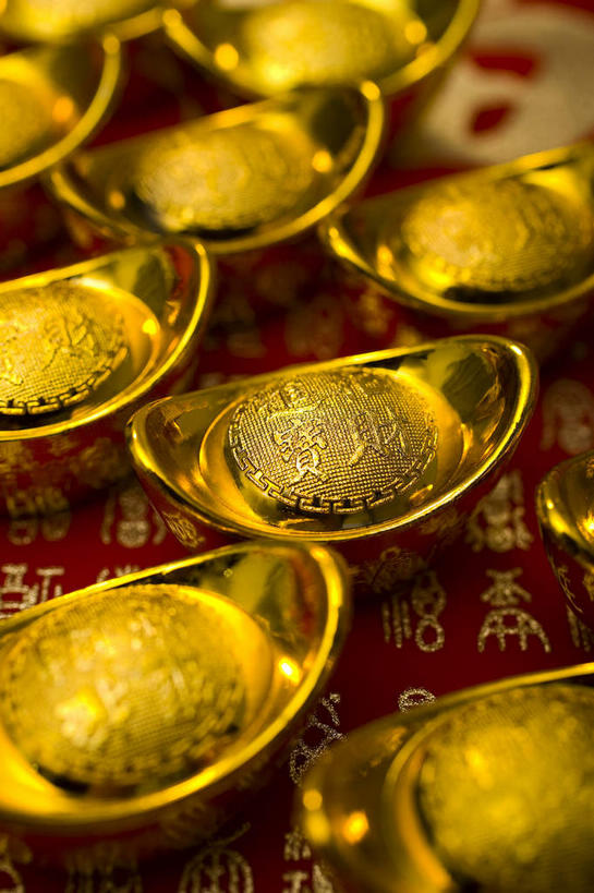 无人,竖图,俯视,室内,特写,白天,钱,桌子,静物,金属制品,许多,朦胧,模糊,纹路,金属,标志,钱币,文字,纹理,字符,很多,标识,金色,汉字,金融,金元宝,经济,中文,流通,贸易,肌理,国文,华文,货币,金币,彩图,高角度拍摄,元宝