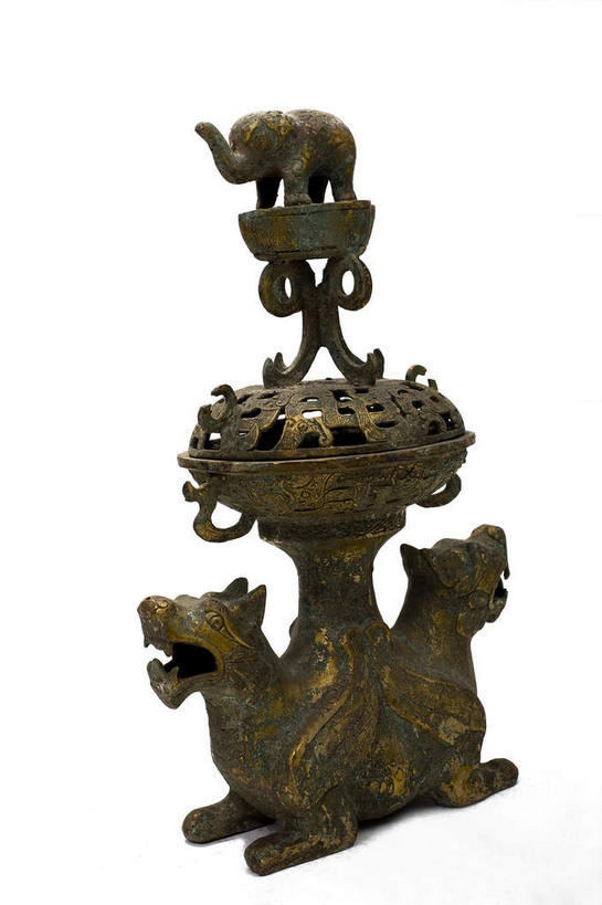 无人,竖图,室内,特写,白天,白色背景,正面,静物,金属制品,照明,雕塑,艺术,装饰,金属,雕刻,雕像,灯光,古典,文化,文物,煤油灯,灯,一个,工艺品,灯具,摄影,影棚,单个,古董,纪念,照亮,美术,古物,照明设备,摄影棚,主题,陈列,古玩,青铜,功能,美学,青铜器,彩图,影棚拍摄,拍摄,马灯,青铜制品