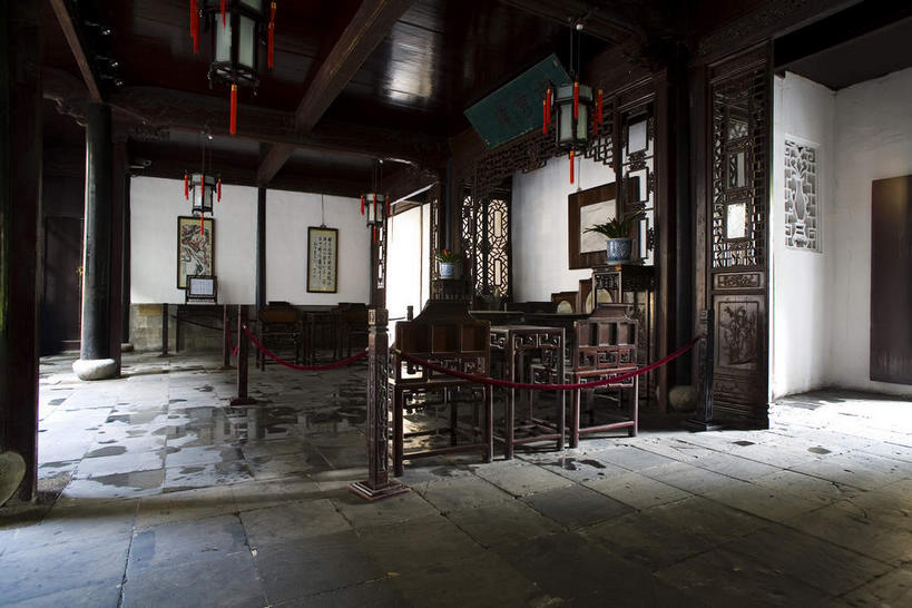 无人,栏杆,横图,室内,白天,正面,旅游,度假,绘画,窗户,天花板,桌面,桌子,标志建筑,地标,建筑,椅子,照明,中国,亚洲,吊挂,悬挂,阴影,艺术,反射,木制,灯笼,影子,纸灯笼,柱子,木椅,木桌,墙,围栏,地面,古典,挂,文化,娱乐,建设,江苏,苏州,护栏,玻璃窗,墙壁,墙面,木制品,工艺品,灯具,品味,享受,休闲,旅游胜地,放松,照亮,美术,高雅,照明设备,挂画,东亚,江苏省,苏州市,拙政园,中华人民共和国,华东地区,苏,美学,苏州园林,中国园林之母,装饰画,彩图,木桌子