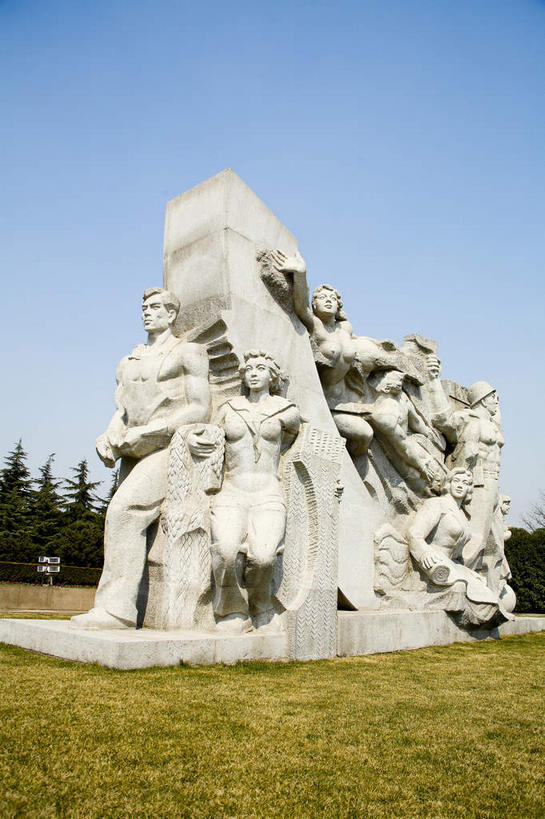 无人,竖图,室外,白天,仰视,旅游,度假,草地,草坪,名胜古迹,植物,标志建筑,地标,建筑,雕塑,上海,中国,亚洲,阴影,遗迹,艺术,装饰,光线,纹路,雕刻,雕像,纹理,影子,古迹,文物,娱乐,建设,古建筑,石雕,草,树,树木,蓝色,绿色,蓝天,天空,阳光,自然,工艺品,天,享受,休闲,旅游胜地,放松,生长,晴朗,成长,纪念,美术,申,主题,陈列,古文明,东亚,龙华寺,徐汇区,上海市,万里无云,肌理,中华人民共和国,沪,华东地区,功能,美学,晴空,晴空万里,彩图,低角度拍摄