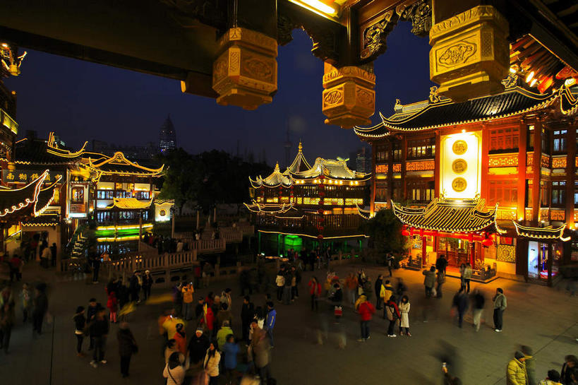 东方人,家,商店,栏杆,露台,走,横图,俯视,室外,夜晚,旅游,度假,名胜古迹,阳台,标志建筑,地标,建筑,上海,中国,亚洲,行人,游客,游人,阴影,服装,遗迹,光线,瓦片,影子,房屋,屋檐,屋子,围栏,灯光,许多人,休闲装,黄种人,古迹,文物,娱乐,建设,商铺,古建筑,护栏,楼房,檐,路人,旅客,住宅,衣服,豫园,一群人,享受,休闲,休闲服,旅游胜地,放松,服饰,申,黄浦区,古文明,东亚,上海市,中华人民共和国,沪,华东地区,市肆,商号,过客,男人,男性,年轻男性,年轻女性,女人,女性,亚洲人,步行,散步,走路,半身,彩图,高角度拍摄,房子,店铺,露天阳台,绿波廊