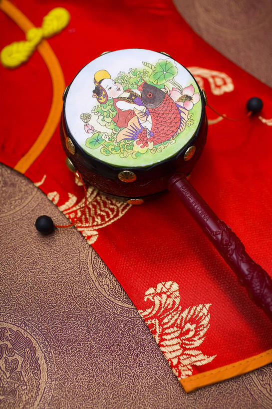 无人,竖图,俯视,室内,特写,白天,游戏,静物,玩具,纺织品,纹路,布,丝绸,纹理,绸缎,乐器,织物,古典,音乐,玩,娱乐,一个,红色,休闲,益智,单个,活动,布匹,发泄,消遣,智力,拨浪鼓,肌理,宣泄,召唤,召集,玩耍,嬉戏,彩图,高角度拍摄