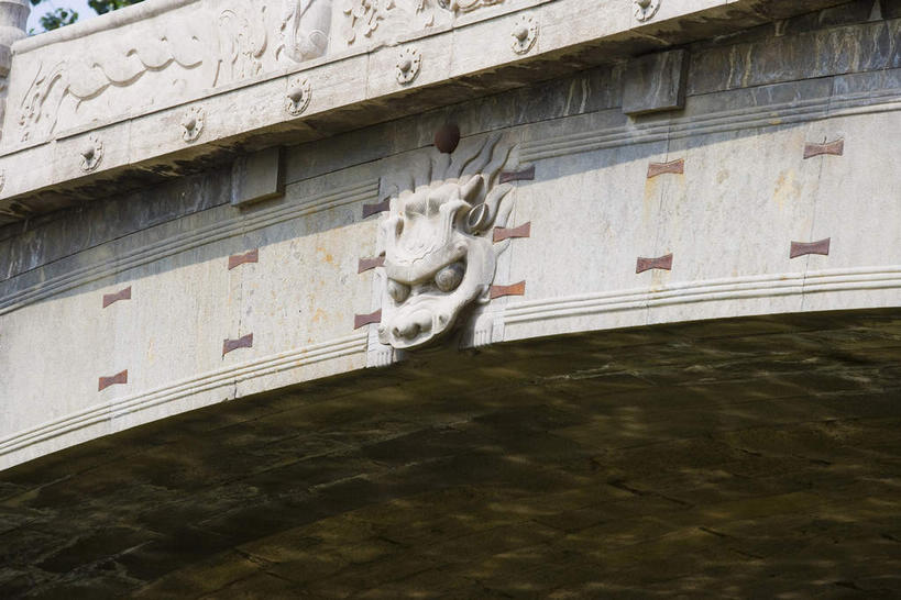 无人,栏杆,横图,室外,白天,仰视,旅游,度假,绘画,标志建筑,地标,建筑,桥梁,雕塑,中国,亚洲,阴影,艺术,装饰,光线,纹路,雕刻,雕像,浮雕,纹理,影子,围栏,桥,文化,娱乐,建设,石桥,护栏,拱桥,阳光,工艺品,享受,休闲,旅游胜地,放松,拱形,纪念,人行桥,石拱桥,美术,主题,陈列,东亚,肌理,中华人民共和国,华北地区,省会,功能,美学,河北,河北省,冀,石家庄,石家庄市,画画,彩图,低角度拍摄,安济桥,赵县,赵州,赵州桥,赵州镇