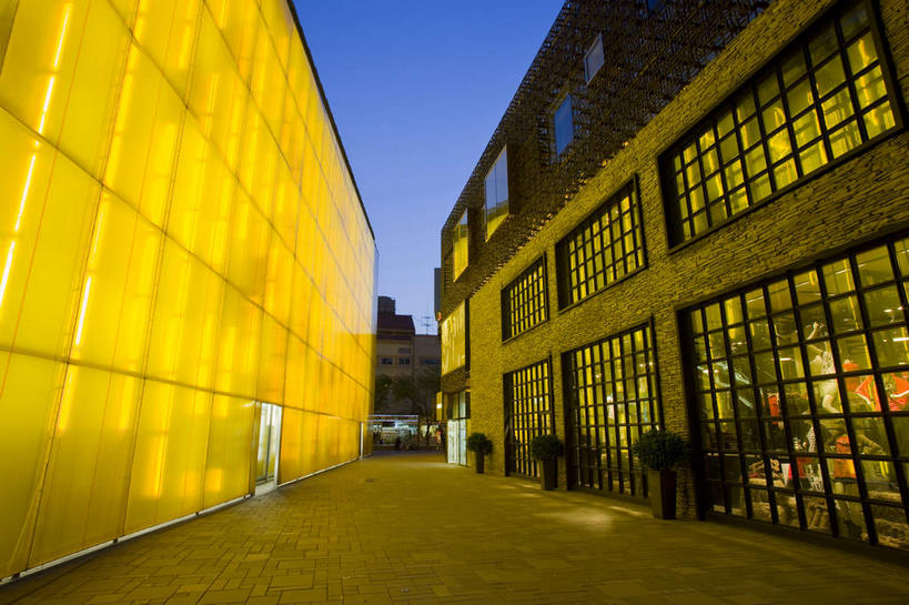 无人,家,横图,室外,夜晚,正面,旅游,度假,窗户,落地窗,标志建筑,地标,建筑,夜景,北京,中国,亚洲,一排,许多,阴影,整齐,并列,并排,光线,影子,房屋,屋子,灯光,首都,很多,娱乐,建设,楼房,玻璃窗,住宅,排列,享受,休闲,旅游胜地,放松,队列,平行,玻璃幕墙,东亚,中华人民共和国,北京市,京,北平,华北地区,朝阳区,彩图,房子,三里屯,三里屯酒吧街,三里屯Village,三里屯太古里