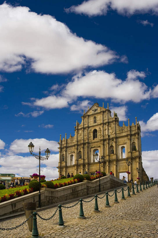 无人,教堂,竖图,室外,白天,仰视,旅游,度假,窗户,楼梯,标志建筑,地标,建筑,澳门,中国,亚洲,阴影,节日,破旧,陈旧,光线,影子,柱子,阶梯,云,云朵,拱门,牌坊,牌楼,云彩,文化,娱乐,建设,玻璃窗,废墟,台阶,蓝色,白云,蓝天,天空,阳光,天,祈祷,享受,休闲,健康,旅游胜地,放松,许愿,宗教,信仰,晴朗,纪念,祈求,祭祀,残破,表彰,荣誉,信念,东亚,大三巴牌坊,港澳台,中华人民共和国,荣耀,澳门特别行政区,澳,平安,晴空,彩图,低角度拍摄,大教堂,礼拜堂,传统文化,大三巴,圣保禄大教堂遗址