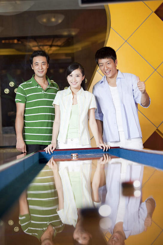 东方人,三个人,伙伴,朋友,站,笑,微笑,露齿笑,竖图,室内,白天,正面,衬衫,T恤衫,爱情,友谊,亚洲,一排,阴影,服装,整齐,光线,影子,灯光,浪漫,T恤,注视,休闲装,黄种人,运动器械,排列,衣服,观察,看,站着,休闲,温暖,温馨,休闲服,健身器械,恩爱,恋人,服饰,观看,和睦,察看,队列,关注,健身器材,沙狐球,沙壶球,友情,男人,男性,年轻男性,年轻女性,女人,女性,亚洲人,情侣,站立,半身,彩图,衬衣,伴侣,融洽,运动器材