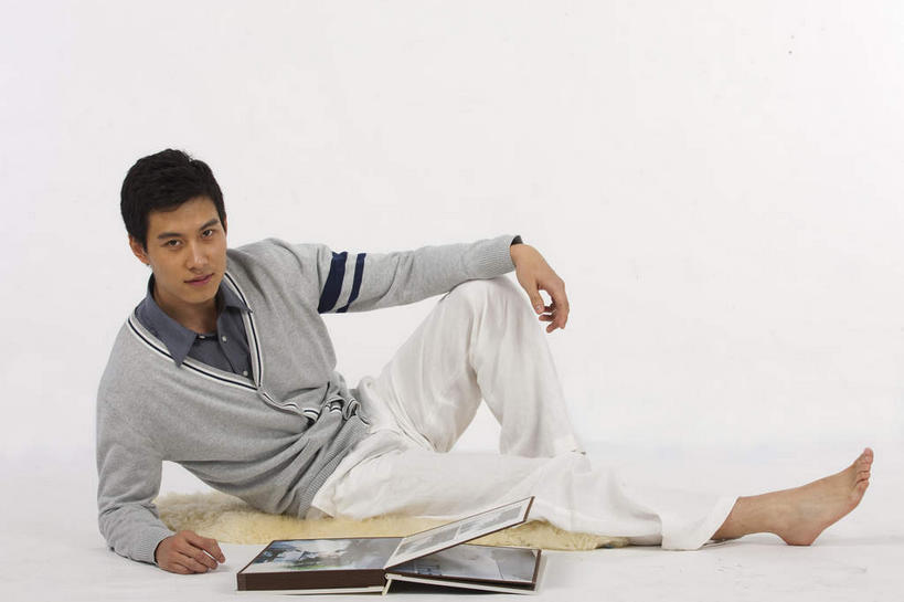 东方人,一个人,坐,横图,室内,白天,正面,毛衣,衬衫,书籍,亚洲,仅一个男性,仅一个人,一本,撑,灰色背景,注视,黄种人,光脚,仅一个年轻男性,灰色,书本,观察,看,赤脚,搭,摄影,影棚,观看,察看,撑着,搭着,关注,摄影棚,线衫,毛线衣,绒线衣,男人,男性,年轻男性,亚洲人,书,图书,屈膝,坐着,彩图,全身,影棚拍摄,衬衣,绒衣,套衫,套头毛衣,线衣,拍摄