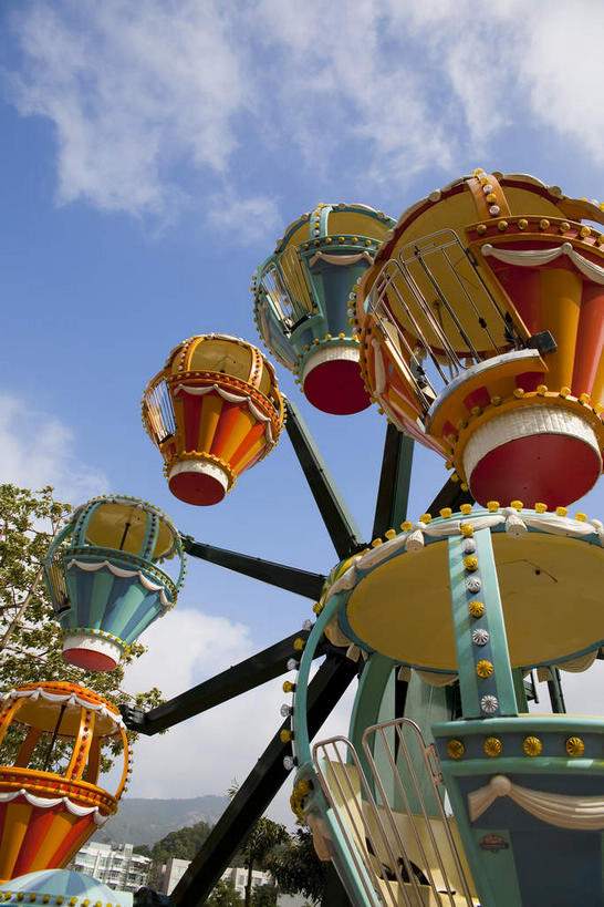 无人,游乐园,竖图,室外,白天,仰视,度假,游戏,美景,城市风光,城市,游乐场,香港,中国,亚洲,阴影,光线,影子,景观,云,云朵,玩,云彩,娱乐,蓝色,白云,蓝天,天空,阳光,天,享受,休闲,景色,放松,游乐设施,晴朗,活动,港,发泄,消遣,智力,东亚,香港岛,香港特别行政区,港澳台,中华人民共和国,宣泄,乐园,主题公园,游艺设施,港岛,晴空,玩耍,嬉戏,彩图,低角度拍摄,人造公园,主题乐园,黄竹坑,香港海洋公园