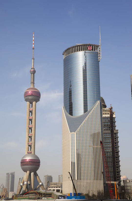 无人,高楼大厦,竖图,室外,白天,仰视,度假,美景,城市风光,标志建筑,城市,大厦,地标,建筑,摩天大楼,上海,中国,亚洲,阴影,光线,影子,景观,建筑群,娱乐,建设,东方明珠,浦东,中银大厦,蓝色,蓝天,天空,阳光,天,享受,休闲,景色,放松,晴朗,申,电视塔,金融中心,陆家嘴,陆家嘴金融贸易区,浦东新区,东亚,东方明珠广播电视塔,东方明珠电视塔,上海市,万里无云,中华人民共和国,沪,华东地区,晴空,晴空万里,彩图,低角度拍摄,大楼,高层建筑,高楼,摩天楼,东方明珠塔,上海中银大厦