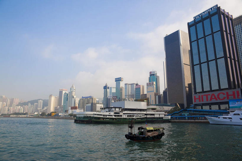 无人,宾馆,高楼大厦,码头,横图,全景,室外,白天,正面,度假,海浪,海洋,美景,天际线,城市风光,标志建筑,城市,大厦,地标,港口,建筑,酒店,摩天大楼,船,客轮,香港,中国,亚洲,停靠,阴影,光线,英文,标志,文字,影子,字符,字母,景观,浪花,云,云朵,建筑群,云彩,娱乐,标识,建设,中环,蓝色,白云,蓝天,天空,阳光,海水,交通工具,天,享受,休闲,景色,放松,晴朗,酒家,英文字母,旅社,港,渡轮,停泊,客船,载具,海景,东亚,游艇码头,香港岛,香港特别行政区,港澳台,中华人民共和国,港岛,中西区,大海,风浪,海,海水的波动,近岸浪,涌浪,晴空,彩图,摆渡口,埠头,大楼,渡口,渡头,港湾,高层建筑,高楼,海港,客店,客栈,口岸,旅店,旅馆,摩天楼,商旅,天星码头,中环天星码头,天星小轮