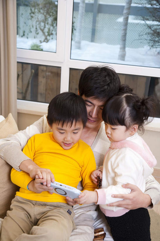 东方人,儿童,三个人,家庭,父亲,女儿,儿子,客厅,站,坐,抱,竖图,俯视,室内,白天,游戏,纯洁,科技,窗户,窗帘,靠垫,沙发,亚洲,握,服装,裤子,装饰,墙,靠枕,玩,注视,休闲裤,休闲装,黄种人,娱乐,玻璃窗,墙壁,墙面,一个,小孩,衣服,黄色,帘子,垫子,枕头,低头,观察,看,站着,休闲,温暖,温馨,父女,父子,一家人,休闲服,遮阳,父爱,可爱,童年,童趣,握着,服饰,游戏机,单个,抱着,观看,活动,华丽,修饰,点缀,和睦,察看,起居室,掌上游戏机,搂着,发泄,关注,消遣,智力,布艺沙发,童真,烂漫,无邪,便携式游戏机,手提游戏机,宣泄,衬托,美观,雅致,雅观,垂头,客堂,天真,男孩,男人,男性,年轻男性,女孩,女人,女性,亚洲人,孩子,年轻人,搂,搂抱,玩耍,嬉戏,站立,坐着,半身,彩图,高角度拍摄,psp掌机,融洽,男生,女生
