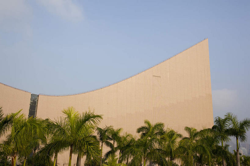 无人,高楼大厦,横图,室外,白天,仰视,旅游,度假,办公楼,植物,标志建筑,大厦,地标,建筑,摩天大楼,写字楼,棕榈树,叶子,香港,中国,亚洲,阴影,光线,影子,墙,云,云朵,绿叶,云彩,娱乐,建设,墙壁,墙面,树,树木,蓝色,绿色,白云,蓝天,天空,阳光,自然,楼宇,天,享受,休闲,嫩叶,旅游胜地,商务楼,放松,生长,晴朗,成长,港,东亚,棕榈叶,九龙,尖沙咀,香港文化中心,香港特别行政区,港澳台,中华人民共和国,九龙半岛,油尖旺区,尖沙嘴,叶,叶片,晴空,棕树,棕榈,彩图,低角度拍摄,大楼,高层建筑,高楼,摩天楼