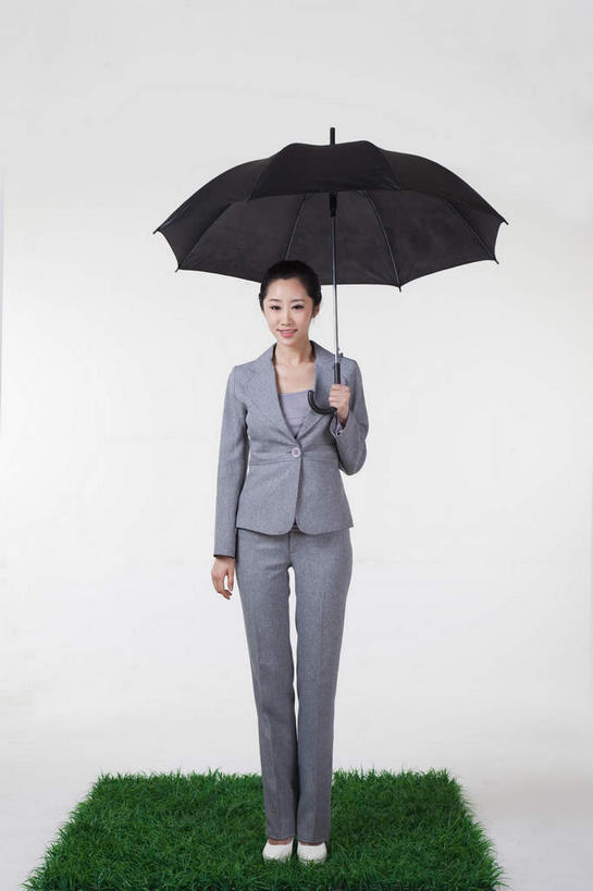 东方人,一个人,商务人士,商务女性,站,笑,微笑,露齿笑,竖图,室内,白天,白色背景,正面,草地,草坪,植物,亚洲,仅一个年轻女性,仅一个女性,仅一个人,一把,握,套装,伞,雨伞,遮阳伞,拿,拿着,注视,黄种人,阳伞,草,绿色,黑色,草皮,观察,看,站着,握着,摄影,影棚,观看,察看,太阳伞,关注,摄影棚,商务装,工薪阶层,人造草皮,年轻女性,女人,女性,亚洲人,白领,上班族,站立,彩图,全身,影棚拍摄,拍摄