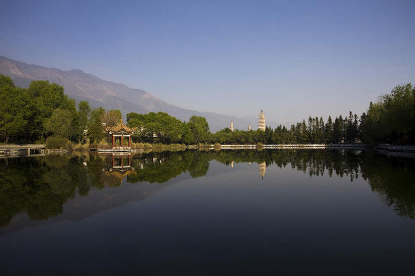 无人,寺庙,横图,室外,白天,正面,旅游,度假,湖,湖泊,名胜古迹,森林,山,山脉,树林,水,植物,标志建筑,地标,建筑,大理,中国,亚洲,阴影,波纹,节日,遗迹,光线,影子,亭子,湖面,山峰,水流,水面,塔,涟漪,山峦,古迹,文化,文物,娱乐,建设,古建筑,宝塔,云南,佛塔,树,树木,蓝色,绿色,倒影,蓝天,水纹,天空,阳光,自然,凉亭,庙宇,波浪,湖水,群山,天,祈祷,享受,休闲,健康,旅游胜地,放松,许愿,宗教,佛教,信仰,生长,晴朗,成长,纪念,祈求,倒映,古文明,东亚,云南省,万里无云,中华人民共和国,水晕,西南地区,崇圣寺三塔,滇,大理州,大理白族自治州,释教,浮图,浮屠,反照,三塔寺,平安,晴空,晴空万里,彩图,庙,寺,塔婆,浮图塔,浮头,佛图