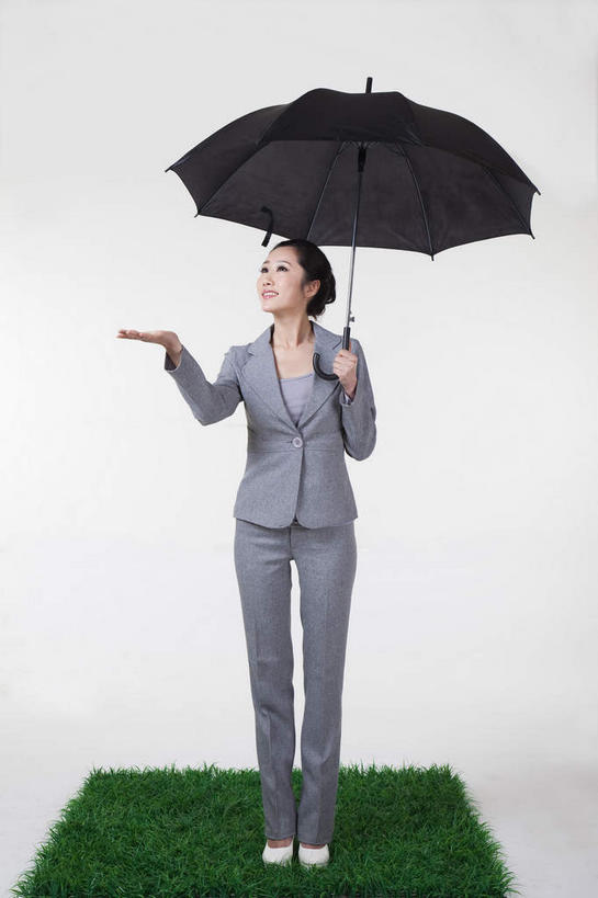 东方人,一个人,商务人士,商务女性,站,笑,微笑,露齿笑,竖图,室内,白天,白色背景,正面,草地,草坪,植物,亚洲,仅一个年轻女性,仅一个女性,仅一个人,一把,握,套装,伞,雨伞,遮阳伞,拿,拿着,注视,黄种人,阳伞,草,绿色,黑色,草皮,观察,看,手势,站着,握着,摄影,影棚,观看,察看,太阳伞,关注,摄影棚,商务装,工薪阶层,人造草皮,年轻女性,女人,女性,亚洲人,白领,上班族,站立,彩图,全身,影棚拍摄,拍摄