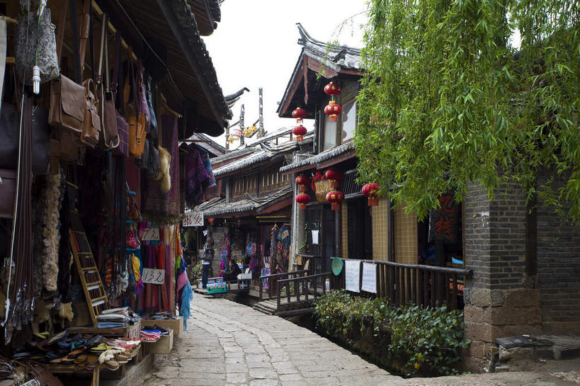 无人,商店,攀登,横图,室外,白天,正面,旅游,度假,名胜古迹,植物,标志建筑,地标,建筑,工艺美术品,照明,丽江,中国,亚洲,悬挂,遗迹,艺术,灯笼,梯子,瓦片,纸灯笼,阶梯,木梯,小巷,艺术品,瓦,古迹,文物,娱乐,建设,商铺,古建筑,弄堂,云南,树,树木,巷子,红色,绿色,天空,自然,工艺品,灯具,天,享受,休闲,爬,旅游胜地,放松,建造,生长,成长,上升,工艺,照亮,美术,照明设备,古文明,东亚,屋瓦,云南省,丽江古城,中华人民共和国,西南地区,登高,滇,丽江市,市肆,商号,攀爬,彩图,店铺,大研古城,丽江古镇,束河,束河古镇